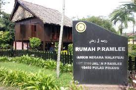 Ramlee mula bermain ukele dan kemudiannya beliau bermain gitar dan biola di bawah bimbingan encik kamaruddin iaitu pemimpin brass band di. Melawat Rumah P Ramlee Di Penang Percutian Bajet