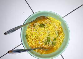 Masukkan mie dan telur orak arik, aduk hingga rata. Teknik Rahasia Resep Mie Burung Dara Kuah Sederhana Anti Gagal