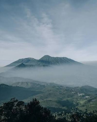 Gunung Kencana. Menikmati keindahan alam di wisata Bogor bisa dengan  berbagai macam cara. Salah satunya dengan mendaki gunung Kencana. Gunung  Kencana terletak di Kampung Rawa Gede, Desa Tugu Utara, Kecamatan Cisarua,  Kabupaten