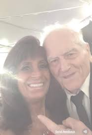 Can someone fix lighting in photo?