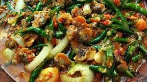 3 buah cabai hijau besar, dipotong serong. Bawa Bekal Hari Senin Yuk Masak Kerang Dara Cabe Ijo