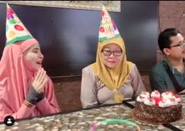Karena masalah ketimpangan gender bukan. Genap Usia 65 Tahun Ardell Aryana Sambut Hari Lahir Ibu Khalifah Media