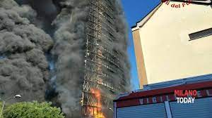 A terra le squadre al lavoro per domare le fiamme attorno alle 17.45 è divampato un gigantesco incendio nella zona sud di milano , in via antonini. 6sqoyoln Jbffm