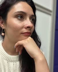 These commercial shoots just keep getting goofier. This is my 'I'm a  professional' face. 😂 #mollyonset