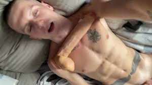 Před spaním si rád šukám prdelku s největším dildem - 400