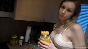 Incesti – Mamma si concede al figlio eccitato – Porno italiano
