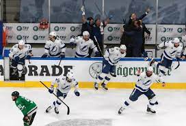 Tampa bay lightning team captain steven stamkos lifts the stanley cup as victor hedman, right, carries the conn smythe trophy after the team arrived tuesday, sept. Tampa Bay Lightning Win Stanley Cup In Pandemic Bubble The New York Times