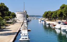 Od književnika, glazbenika, slikara, kipara, arhitekata, znanstvenika, filozofa i ratnika. Trogir Kroatien Die Stadt Trogir In Kroatien