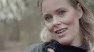 Askeviolet erindringskunst: Josefine Klougart genbesøger Mols med ny  nødvendighed