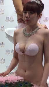 內衣展偷拍！隱隱約約好像拍到乳頭？-A圖網免費A圖A片-成人情色貼圖區