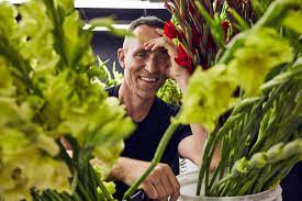 Leatham's freewheeling sensibility is rooted in upscale sophistication, earning him patrons as diverse as oprah, kylie minogue, tina turner, and the four seasons george v in paris. Meet Jeff Leatham The Florist To Royalty And The Kardashians Bloomberg