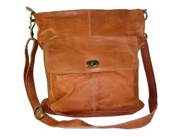 Check out our besace cuir selection for the very best in unique or custom, handmade pieces from our bags & purses shops. Grande Besace Cuir Camel Pour Femme 1656 Dixie Espritcuir