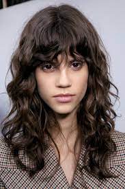 20 Inspirations Pour Adopter La Frange Longue Coupes De Cheveux Avec Frange Coupe De Cheveux Cheveux