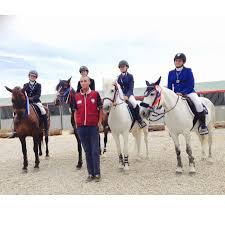Une athlète de 17 ans, …dont la maman m'écrivait hier soir « il fallait la voir en concours aux championnats aujourd'hui pour la 1ère épreuve : Centre Equestre De Fenouillet Palmares