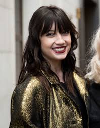 Les coiffures de stars les plus réussies · coupe dégradée brune coupe dégradée brune · coupe dégradée long femme · coupe de cheveux elle, le magazine de toute l'actualité des femmes. Frange Droite Brune 20 Facons De Porter La Frange Droite Avec Style Elle