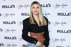 Jul 15, 2019 · kylie jenner is showing sofia richie some major love! Sofia Richie Gives Her Camel Suit A Twist With These Trendy Nikes Footwear News