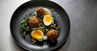 Recette De Falafels Et Yogourt Presse Aux Herbes Zeste Recipe Meals Falafel Food
