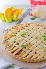 Una torta salata vegetariana senza uova e senza burro con ripieno cremoso di ricotta e fiori di zucca. Crostata Salata Con Fiori Di Zucca E Scamorza Affumicata
