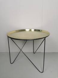 Leisuremod malibu modern round glass top coffee table with black metal base. Mid Century Round Tripod Brass Coffee Table With Black Metal Base 1950s For Sale At Pamono