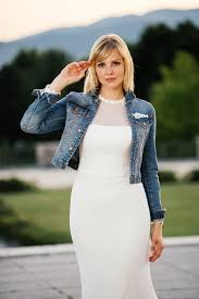 Hochgeschlossenes Brautkleid Knackig Coole Jeansjacke Ein Echt Wunderschoner Und Aussergewohnlicher Brau Brautkleid Jacken Hochzeit Kleidung Kleid Mit Jacke