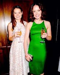 Daisy And Her Twin Sister Kika Girl Celebrities Celebrity Style Daisy Ridley