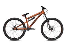 Slopeduro to moim zdaniem właśnie robienie sztuczek na rowerze do enduro. Ns Bikes Stay True