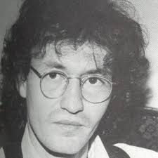 Jacques Roy Études durant quatre années à l'École des Beaux-Arts de  Montréal. Après avoir travaillé dans différents studios de Montréal, il  s'associe à Jean St-Cyr et Jean-Pierre Lacoste pour fonder Design &