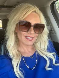 💇🏼‍♀️Looking for a hair dresser preferably in Vidor that is very good and  very experienced with blonding and also works with wefts (extensions).  Thanks for referrals to those YOU have had direct