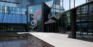 Das unternehmen mit sitz in frankfurt am main ist als universalbank tätig und unterhält bedeutende niederlassungen in london, new york city, singapur. Deutsche Bank Artmag 78 Feature Freundliche Monster Street Artist Fefe Talaveras Projekt Fur Die Deutsche Bank Turme