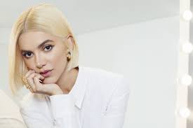 O cabelo platinado de manu gavassi é assinado pelos hairstylists rodrigo lima e roni cesar. Manu Gavassi Teria Recebido R 500 Mil Para Pintar Cabelo De Loiro