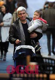 Il piccolo, nato in una clinica americana, gode di ottima salute e la notizia della sua nascita. Nichi Vendola Tenero Papa Con Il Figlio Tobia Antonio Foto Esclusive Gossip