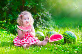 A garten completist would be forgiven, too, for never thinking to. Kind Essen Wassermelone Im Garten Kids Obst Essen Im Freien Gesunder Snack Fur Kinder Kleine Madchen Spielen Im Garten Die Eine Scheibe Der Wassermelone Kid Im Garten Lizenzfreie Fotos Bilder Und Stock