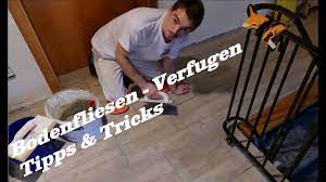 Auch das korrekte ausrichten der fliesen und der gelungene abschluss stehen auf dem programm. Bodenfliesen Verfugen Fliesen Verfugen Anleitung Tipps Tricks Youtube