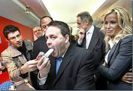 Quatre ans plus tard, et alors qu'il se lance dans la course à la présidentielle, xavier bertrand verse dans la surenchère : Pendant Ce Temps Xavier Bertrand