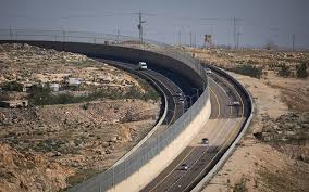 Levantar un muro para separarse de cisjordania, con la excusa de defenderse de los ataques procedentes de los territorios palestinos. Israel Inaugura Carretera Con Muro Que Divide El Trafico Israeli Y Palestino