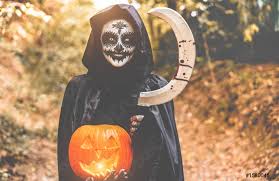 Every year, there's that one superhero film, hit tv show or viral meme that inspires everyone's costume ideas when halloween rolls around. Madchen Mit Halloween Make Up Das Eine Sichel Mit Foto Vorratig Crushpixel