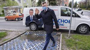 Warchoł w kampanii był wspierany przez byłego prezydenta miasta tadeusza ferenca. 4dmvwpsikkfx2m