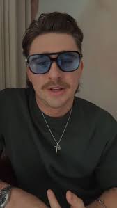 Please watch the entire video. This is unacceptable behavior for any  concert including my brother @gavinadcockmusic Nobody likes beer and trash  getting thrown at them. I love live music and when given