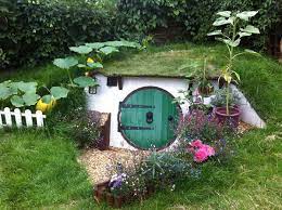 Accostamento ghiaia da giardino e prato verde. Come Costruire La Casa Degli Hobbit In Giardino Fai Da Te Creativo