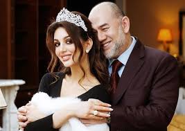 Malaysia's new sultan takes his oath during coronation as he is tipped to replace outgoing king who abdicated following his marriage to former russian the new king will be sworn in on january 31. Rihana Petra Dedah Kisah Pertemuan Dengan Sultan Muhammad V