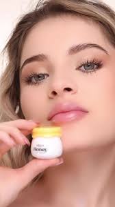 💄 Con Adara tienes un labial para cada mood: hidratación con miel y  karité, protección con vitamina E, brillo natural con aceites, color con  ácido hialurónico, acabado aterciopelado, gloss indeleble y ...