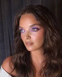 Glamor dan Flawless, Ini 5 Inspirasi Eye Makeup Bertema Disko yang Bisa  Kamu Tiru