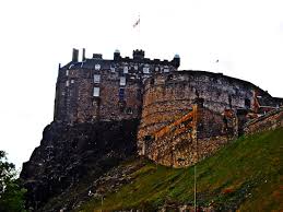 El castillo de edimburgo es una antigua fortaleza erigida sobre una roca de origen volcánico ubicada en el centro de la ciudad de edimburgo. Castillo De Edimburgo Edimburgo Reino Unido Mundandy