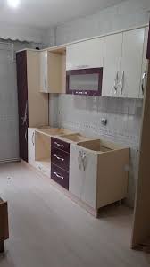 Dar mutfak tezgahlarıyla duvar kaplanabilir, fonksiyonel dolaplarla geniş ve kullanışlı alanlar elde edilebilir. Kucuk Mutfak Dolabi Modelleri Surpriz Dekor