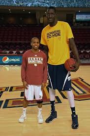 Tallest And Shortest Div I Players Stand Next To Each Other For A Great Photo College Basketball Players Football Hits College Basketball
