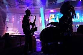 Delapan fungsi musik etnis tersebut secara garis besar dapat dikelompokkan menjadi lima fungsi utama, yaitu sebagai media ekspresi, media hiburan, media musik ada yang khusus diciptakan untuk kebutuhan upacara yang dilakukan masyarakat. Fungsi Sosial Seni Musik Halaman All Kompas Com