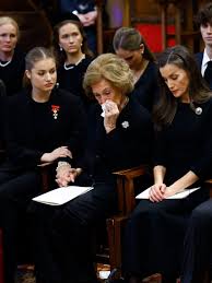 Las lágrimas de la reina Sofía en el funeral de su hermana, la princesa Irene, y el apoyo de la princesa Leonor y el rey Felipe VI en los momentos de emoción.