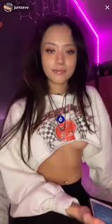 Junoave Exposed Her Tiny Nipples While Chatting to Her Fans Video