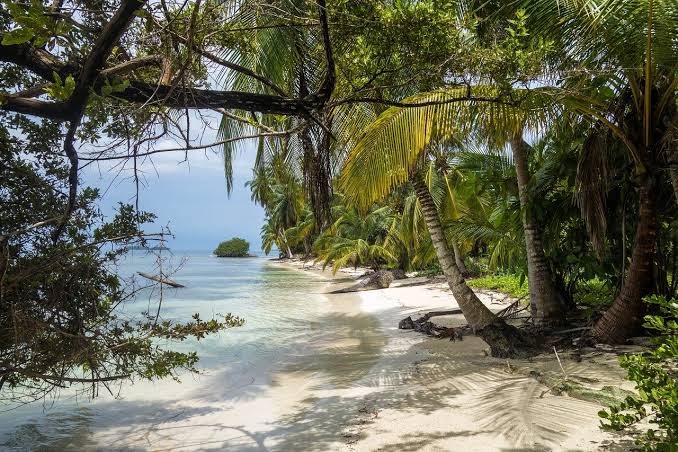 Pristine shores of the San Blas Islands, AI generated