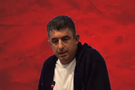 Και τέλος, ο δημοσιογράφος γιώργος καραϊβάζ δέχτηκε 17 σφαίρες μέρα μεσημέρι έξω από το σπίτι του από πληρωμένους δολοφόνους. L35oxzhkcovuom
